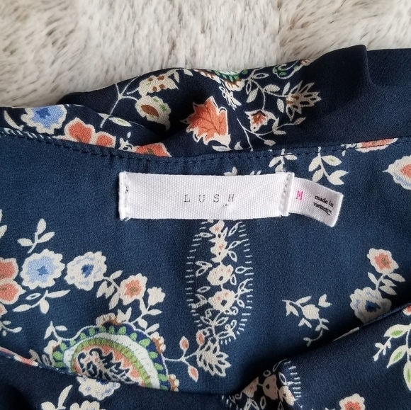 ✨️CL Lush Navy Blue Ruffle Cold Shoulder Floral Top Size M - Picture 4 of 8